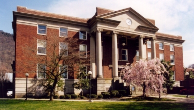 Bell County Courthouse in Pineville